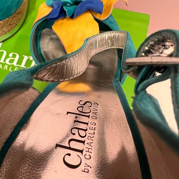 Charles David platform suede / cork wedge sandals w/ flower detail. Size 9 - Picture 5 of 7